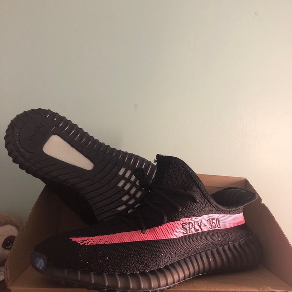 adidas Yeezy Boost 350 V2 Red Stripe Black - New Size 11 - Picture 2 of 4